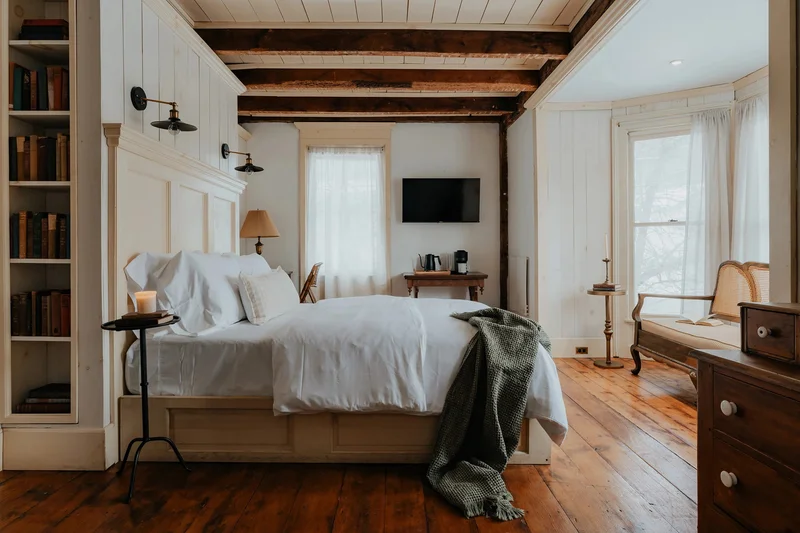 Book Village Inn & Bar